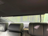 【電動リアロールシェード】日差しや車外からの光が眩しいときにサッと引き出して使える、ロール格納タイプのサンシェードを装備。後席に乗ったお子様がウトウトしだした時など、ぜひご活用ください♪