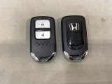 スマートキーを装備しています。鍵を差し込むことなくドアロックの開け閉めと、スタートボタン操作でのエンジンスタートができます。スペアキーも同じものを用意しております。