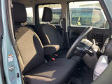 全車消毒済み。納車時にはもう一度キレイにいたしますので安心してお乗りいただけます♪ベンチシートで足元すっきり!【フロントアームレストボックス】付