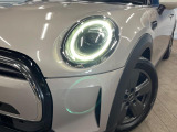 ●LEDヘッドライト:夜間走行時も良好な視界を確保し安心して運転できる高輝度LEDヘッドライトを装備!点灯速度が早く、消費電力も抑えられています。