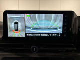 アラウンドビューモニターは真上から見下ろした様に車の周囲を表示することで、駐車時の安全性と利便性を高めます。