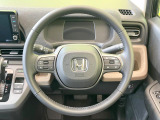 インテリアに合わせたデザインのステアリングは、運転される方のことも考え、運転しやすい形状、大きさです。是非一度、実際に触ってお確かめください。