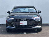 シングルフレームグリルはAudiの象徴的なデザイン要素であり、一目でAudiとわかるスタイル、大きくて迫力のある形状が車のスポーティな印象を強調しており、魅力的なデザインとなっています。