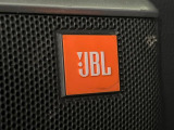 【JBLサウンドシステム】メーカーオプションの高品位サウンドシステムを搭載。専用のチューニングが施された大小様々なスピーカーから良質なサウンドが奏でられ、臨場感あふれる音響空間を演出します。