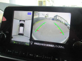 自車を真上から見下ろすように映し出すので周囲の状況が分かるアラウンドビューモニター搭載。フロントカメラとしても使用できます。車庫入れなど苦手な人の頼りになる助っ人です。