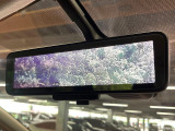 【インテリジェントルームミラー】後席の大きな荷物や同乗者で後方が確認しづらい時でも安心!カメラが撮影した車両後方の映像をルームミラー内に表示。クリアな視界で状況の確認が可能です!