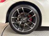 タイヤサイズはフロント245/40R19、リヤ285/35R19です☆