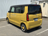 コンビネーションランプを高い位置に配置、後続車に見やすいデザインで安全にも配慮。