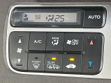 【オートエアコン】一度お好みの温度に設定すれば、車内の温度を検知し風量や温度を自動で調整。暑い&hellip;寒い&hellip;と何度もスイッチ操作をする必要はありません。快適な車内空間には必須の機能ですね♪