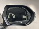 ブラインドスポットモニター(BSM)を装備しています。隣を走る車両が死角に入るとミラー内LEDインジケーターが点灯。さらに、ウィンカーを出すとインジケーターが光って点滅して注意を促してくれます。