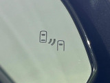 【ブラインドスポットモニター】走行中、ドアミラーの死角になりやすい箇所に後続車が接近するとサイドミラーのレンズに警告を表示!ドライバーに注意喚起をしてくれます。