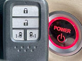 【Hondaスマートキー】カバンやポケットに入れたままでもドアの施錠・解錠が可能なスマートキーを装備。エンジンのオン・オフ時もカギを取り出す必要が無いからとっても便利です♪