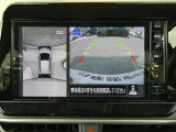 ギアを『R』に入れるとナビ画面に、まるで雲の上から覗いているような映像が映り、駐車をサポートしてくれます。
