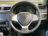 インテリアに合わせたデザインのステアリングは、運転される方のことも考え、運転しやすい形状、大きさです。是非一度、実際に触ってお確かめください。