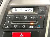 【オートエアコン】一度お好みの温度に設定すれば、車内の温度を検知し風量や温度を自動で調整。暑い&hellip;寒い&hellip;と何度もスイッチ操作をする必要はありません。快適な車内空間には必須の機能ですね♪