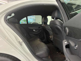 メルセデスのシートは少し硬めになっております。長時間の運転の際、適度な反発があることでお尻や腰の負担を減らす効果が御座います。