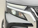 【LEDヘッドライト】悪天候や夜間走行時も良好な視界を確保し安心して運転できる高輝度LEDヘッドライトを装備!点灯速度が早く、消費電力も抑えられています。