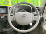 インテリアに合わせたデザインのステアリングは、運転される方のことも考え、運転しやすい形状、大きさです。是非一度、実際に触ってお確かめください。