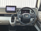 水平基調でスッキリとしたフロントビュー。広く見渡せて運転に安心をもたらします