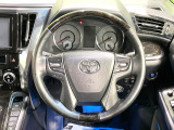 インテリアに合わせたデザインのステアリングは、運転される方のことも考え、運転しやすい形状、大きさです。是非一度、実際に触ってお確かめください。