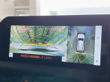 【パノラミックビューモニター】専用のカメラにより、上から見下ろしたような視点で360度クルマの周囲を確認することができます☆死角部分も確認しやすく、狭い場所での切り返しや駐車もスムーズに行えます。