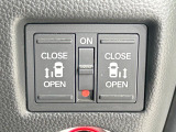 【両側パワースライドドア】スマートキーや運転席のスイッチで後席両側スライドドアの開閉が可能♪電動だから力を入れてドアを開ける必要が無く、小さなお子様でも簡単に開け閉めでき快適です♪