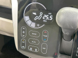 【オートエアコン】一度お好みの温度に設定すれば、車内の温度を検知し風量や温度を自動で調整。暑い&hellip;寒い&hellip;と何度もスイッチ操作をする必要はありません。快適な車内空間には必須の機能ですね♪