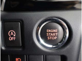 スマートキーを携帯していればキーを取り出さずにドアを施錠&解錠。クルマの始動も可能です。