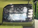 【LEDヘッドライト】悪天候や夜間走行時も良好な視界を確保し安心して運転できる高輝度LEDヘッドライトを装備!点灯速度が早く、消費電力も抑えられています。