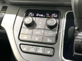【オートエアコン】一度お好みの温度に設定すれば、車内の温度を検知し風量や温度を自動で調整。暑い&hellip;寒い&hellip;と何度もスイッチ操作をする必要はありません。快適な車内空間には必須の機能ですね♪