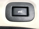 【パワーバックドア】スマートキーや運転席のボタンを押すだけでリアゲートが自動で開閉します!荷物を持っている時や、高い位置にあるバックドアを閉める際に便利な機能です♪