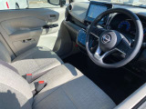 車内が明るく広く感じるベージュ色。