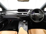 上質で落ち着いた印象のインパネ。視界も広々で運転しやすいです。