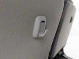 運転席と助手席の背面についたフックに荷物をサッと掛けられます。