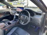 【運転席】座り心地が良いシートなので長時間の運転でも快適にお過ごしいただけます。新品のフロアマットのご注文も可能です。掲載箇所以外にご希望の写真がございましたらお気軽にお問い合わせ下さい。