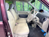運転席まわりには十分なスペースがあり、大柄な方でもゆったり運転していただける環境です。