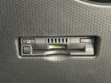 【ETC】有料道路を利用する際に料金所で停止することなく通過できる、ETC車載器(ノンストップ自動料金収受システム機器)が装備されています。セットアップを行うことで利用可能になります。