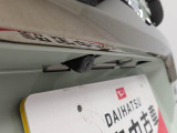バックカメラ:後退時に車両の後ろ側をモニター画面に表示します。車庫入れなどでバックする際に後方確認ができて便利です。車庫入れが苦手な人もこれで安心。(連動するナビ等の取り付けが必要になります)