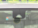 【スマートアシスト】走行中に前方の車両等を認識し、衝突しそうな時は警報とブレーキで衝突回避と被害軽減をアシスト。より安全にドライブをお楽しみいただけます。