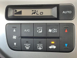 【オートエアコン】一度お好みの温度に設定すれば、車内の温度を検知し風量や温度を自動で調整。暑い&hellip;寒い&hellip;と何度もスイッチ操作をする必要はありません。快適な車内空間には必須の機能ですね♪