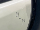 【ブラインドスポットモニター】走行中、ドアミラーの死角になりやすい箇所に後続車が接近するとサイドミラー付近に警告を表示、ドライバーに注意喚起をしてくれます。