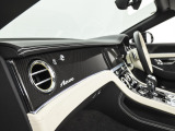 カーボンのべニアがスポーティーな装いを演出いたします。