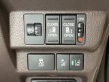 両側電動スライドドアは運転席から操作ができるよう、操作スイッチが付いています。その横にはヘットライトリベライザーのスイッチがついています。道路状況や積荷の加重に応じてライトの高さを調節できます。