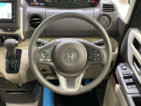 インテリアに合わせたデザインのステアリングは、運転される方のことも考え、運転しやすい形状、大きさです。是非一度、実際に触ってお確かめください。