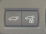 【パワーバックドア】スマートキーや運転席のボタンを押すだけでリアゲートが自動で開閉します!荷物を持っている時や、高い位置にあるバックドアを閉める際に便利な機能です♪