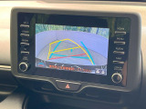 【バックカメラ】駐車時に後方がリアルタイム映像で確認できます。大型商業施設や立体駐車場での駐車時や、夜間のバック時に大活躍!運転スキルに関わらず、今や必須となった装備のひとつです!