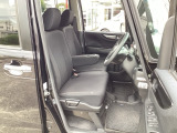 自社整備工場で点検整備をおこなってからお渡ししています。車検が残っている場合は『12ヶ月点検整備』を、車検整備付きの場合は『車検整備』をおこないます。整備費用は車両本体価格に含まれています。