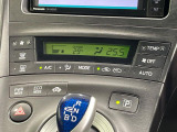 【オートエアコン】一度お好みの温度に設定すれば、車内の温度を検知し風量や温度を自動で調整。暑い&hellip;寒い&hellip;と何度もスイッチ操作をする必要はありません。快適な車内空間には必須の機能ですね♪