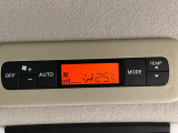 【リアオートエアコン】広い後部座席には必須の機能!風量や温度を自動で調整し前席と同様な車内環境にしてくれるリアオートエアコンを装備。夏の暑さも冬の寒さもストレスなく快適にお過ごしいただけます♪