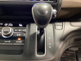 CVT車のセレクトレバーです。低速から高速まで、変速ショックのないスムーズな走りを実現するとともに、エンジン効率のよい領域を維持することで燃費にも貢献します。